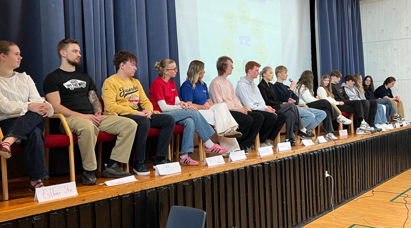 Her ses rollemodellerne på scenen på Præstegårdsskolen i esbjerg. Det var blot én af de 8 skolerne, som uddannelserne besøgte.  Foto: Rybners