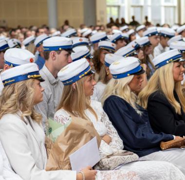 Glade HHX-studenter til dimission på Grådybet.