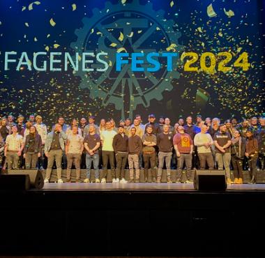 76 nyfaglærte blev til slut fejret på scenen i Musikhuset Esbjerg til Fagenes Fest 2024. Foto: Rybners